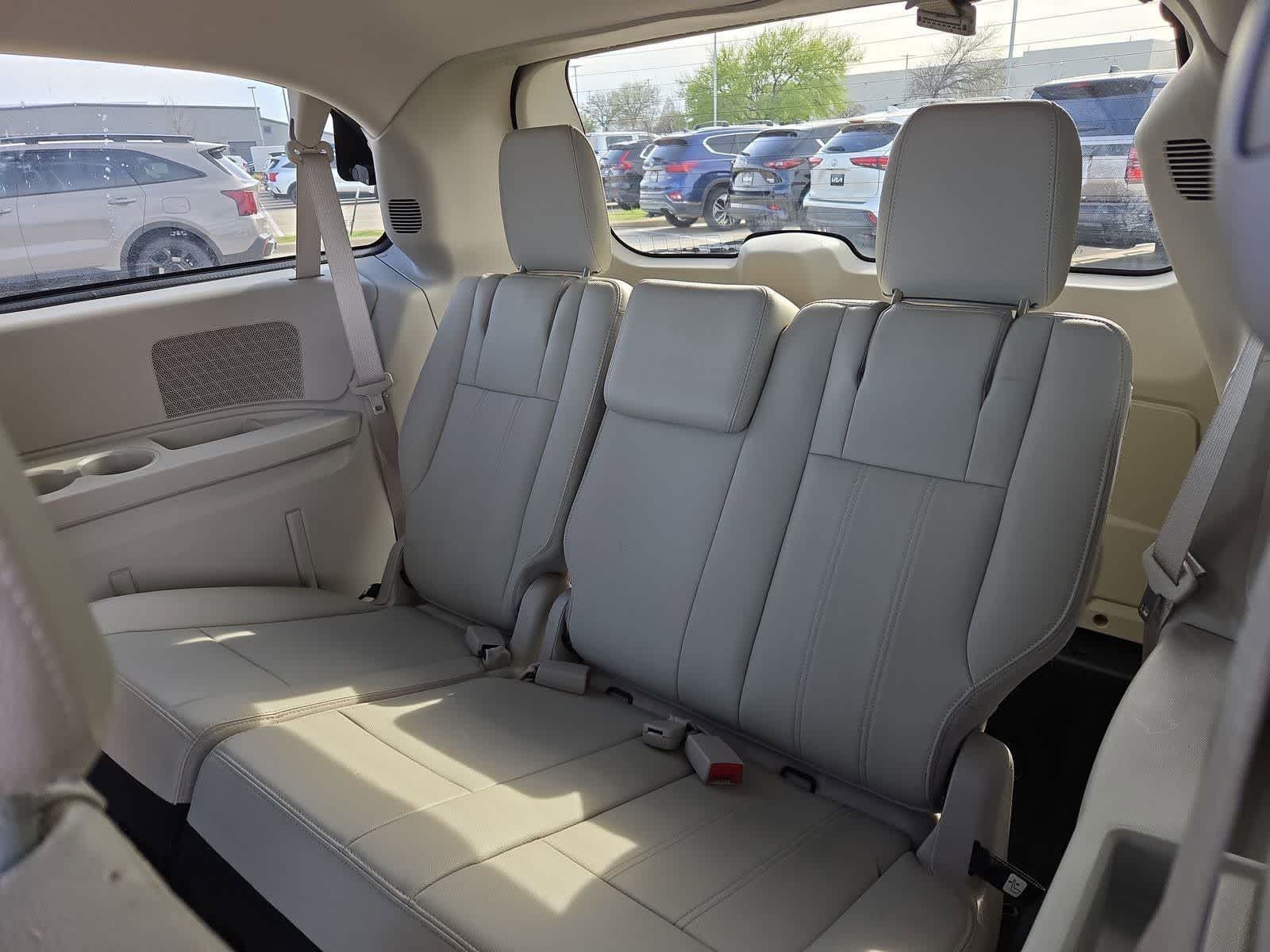 Thumbnail: 2013 Chrysler Town & Country - 33