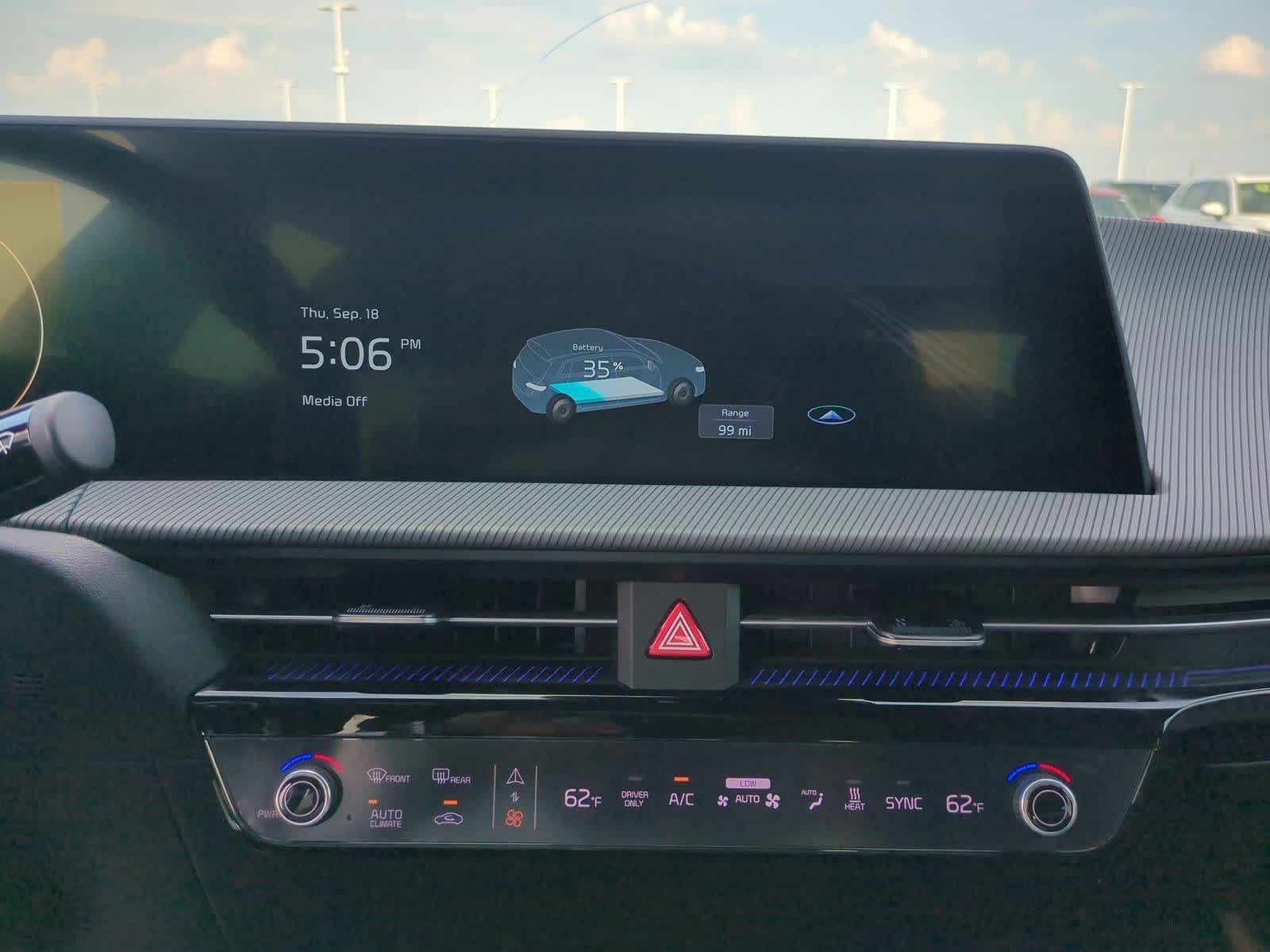 Thumbnail: 2022 Kia EV6 - 28