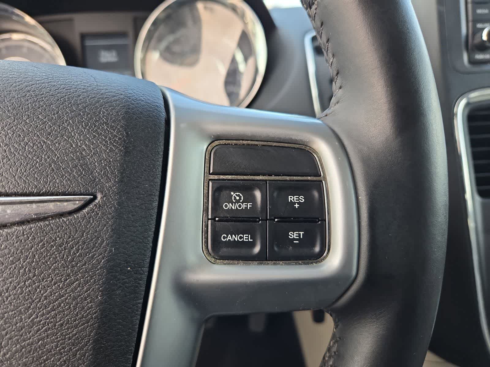 Thumbnail: 2013 Chrysler Town & Country - 22