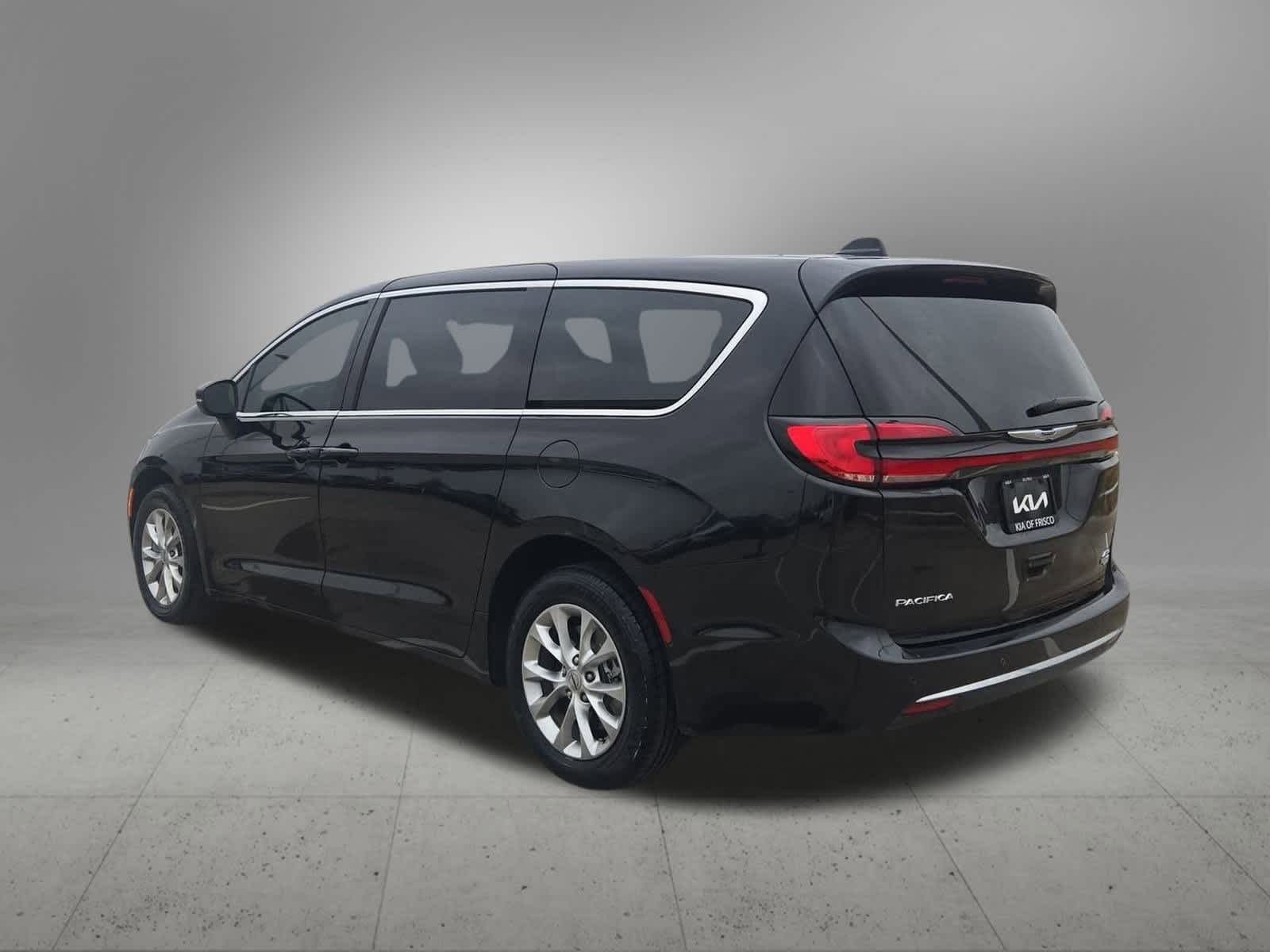 Thumbnail: 2023 Chrysler Pacifica - 4