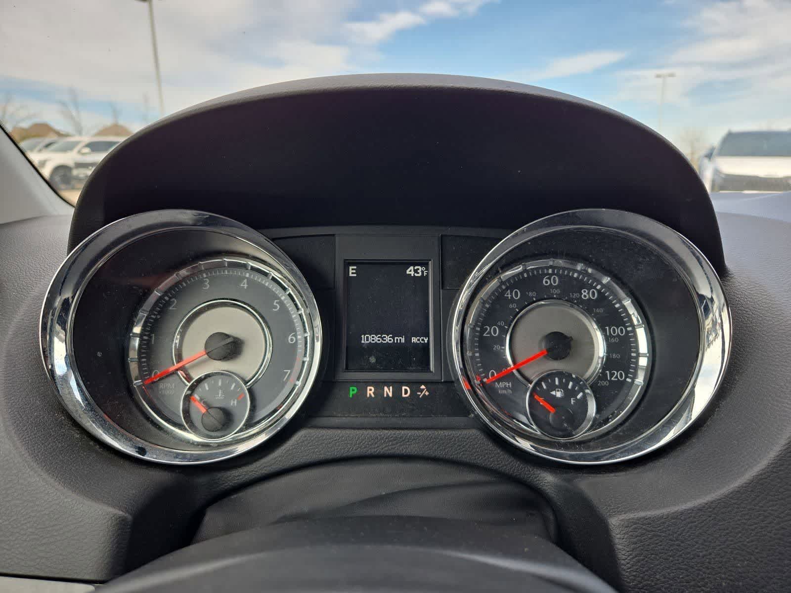 Thumbnail: 2013 Chrysler Town & Country - 29