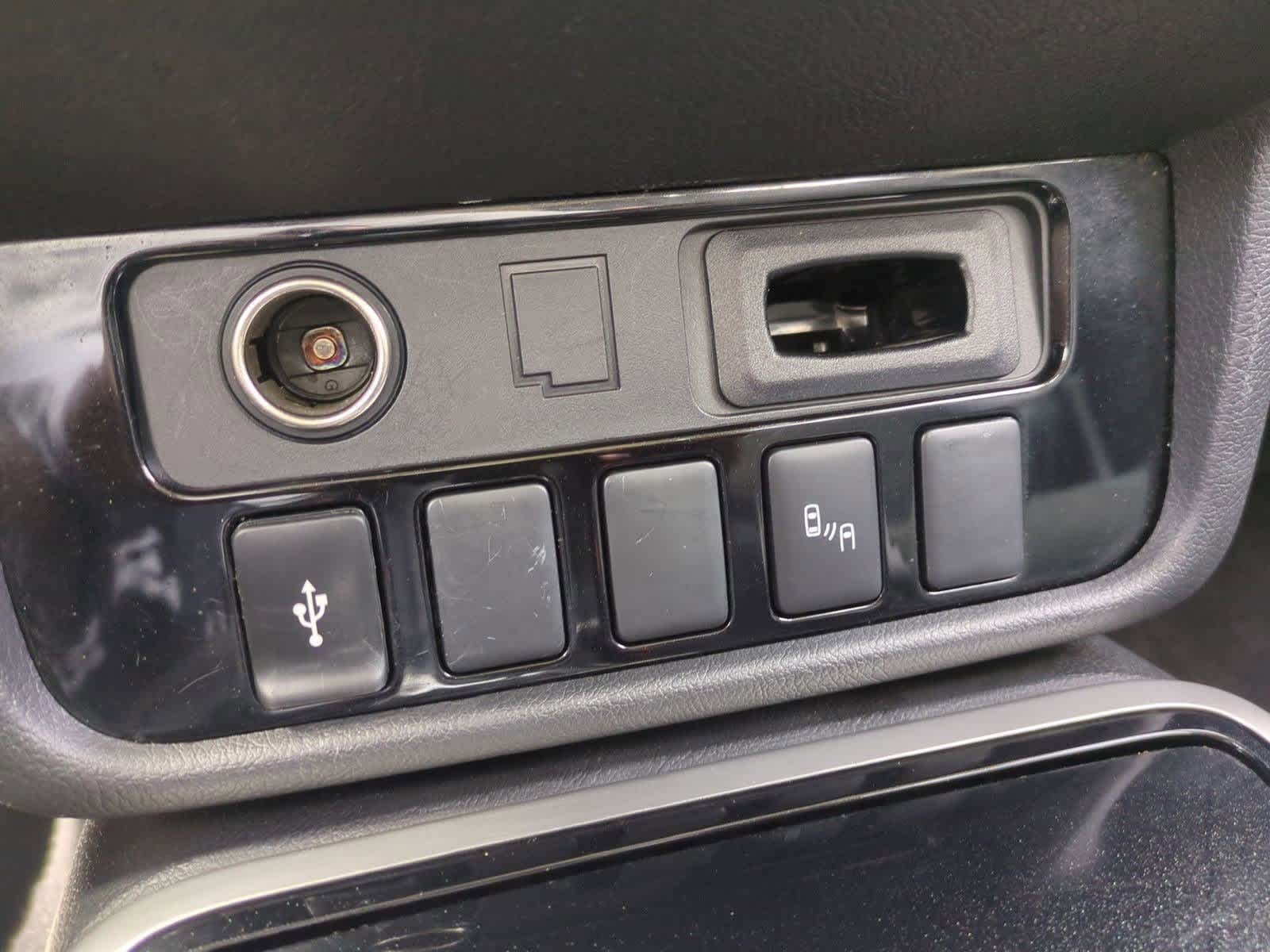 Thumbnail: 2019 Mitsubishi Outlander - 31