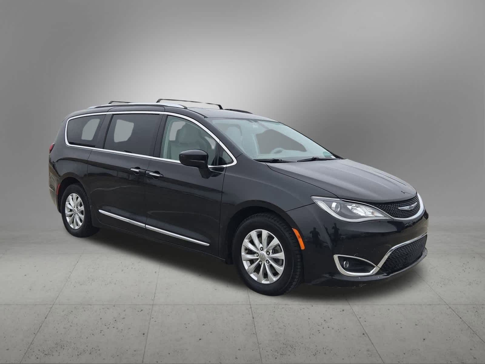 Thumbnail: 2018 Chrysler Pacifica - 8