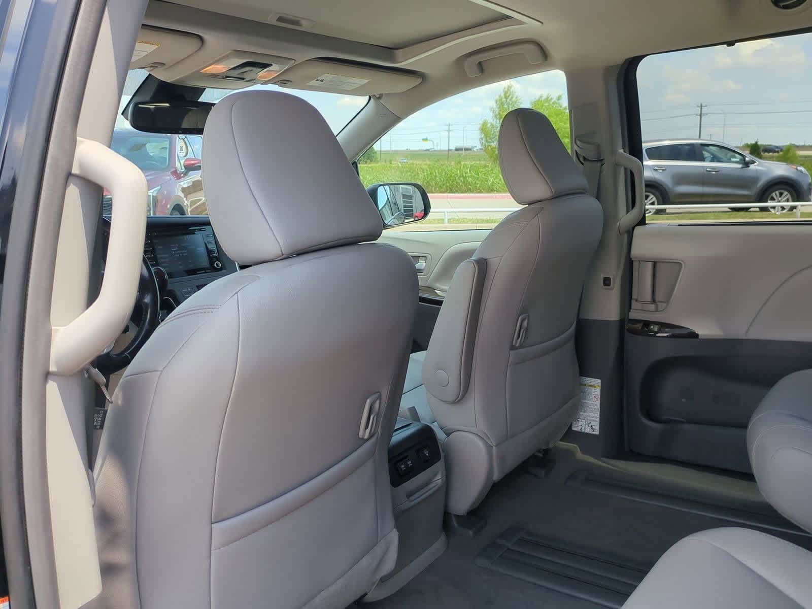 Thumbnail: 2019 Toyota Sienna - 18