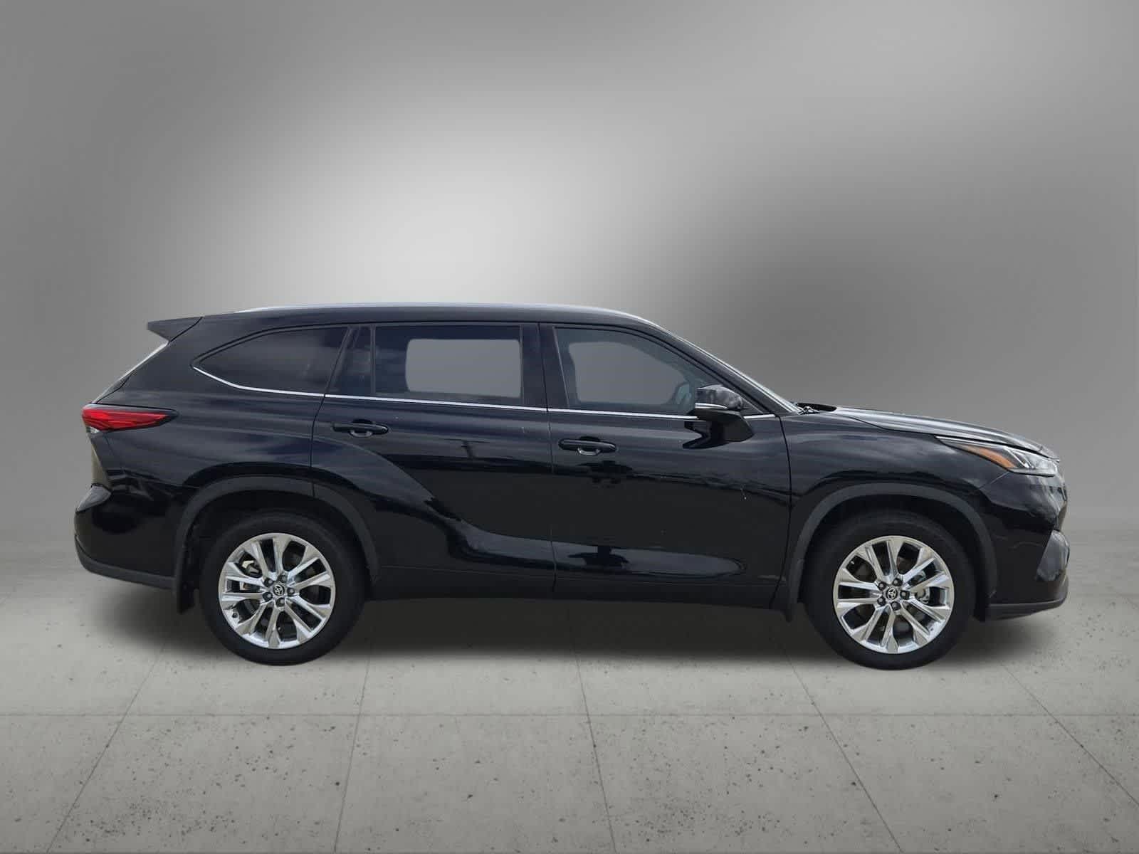 Thumbnail: 2023 Toyota Highlander - 7
