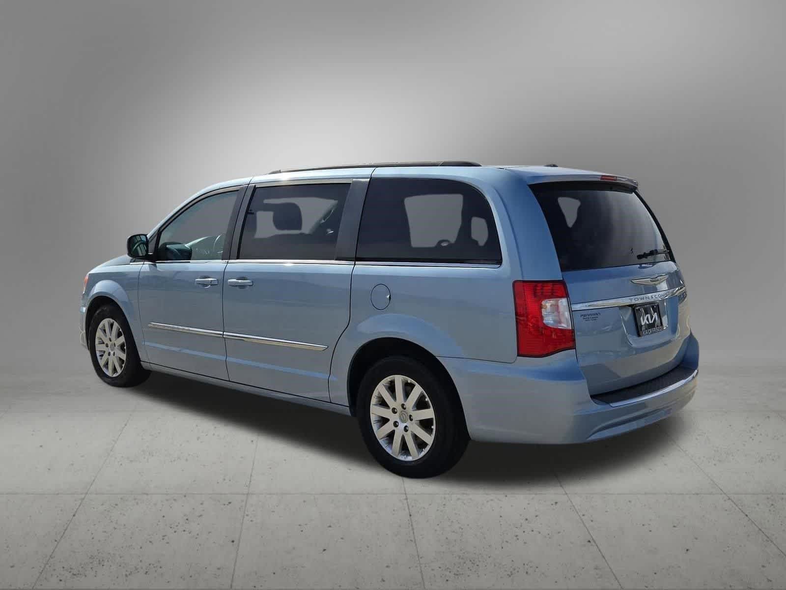 Thumbnail: 2013 Chrysler Town & Country - 4