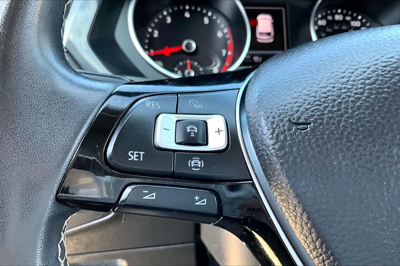 Thumbnail: 2021 Volkswagen Tiguan - 18