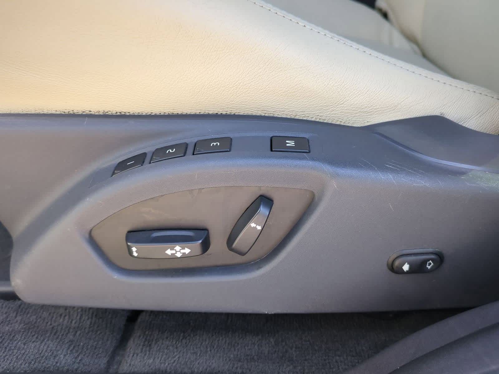 Thumbnail: 2016 Volvo XC60 - 16