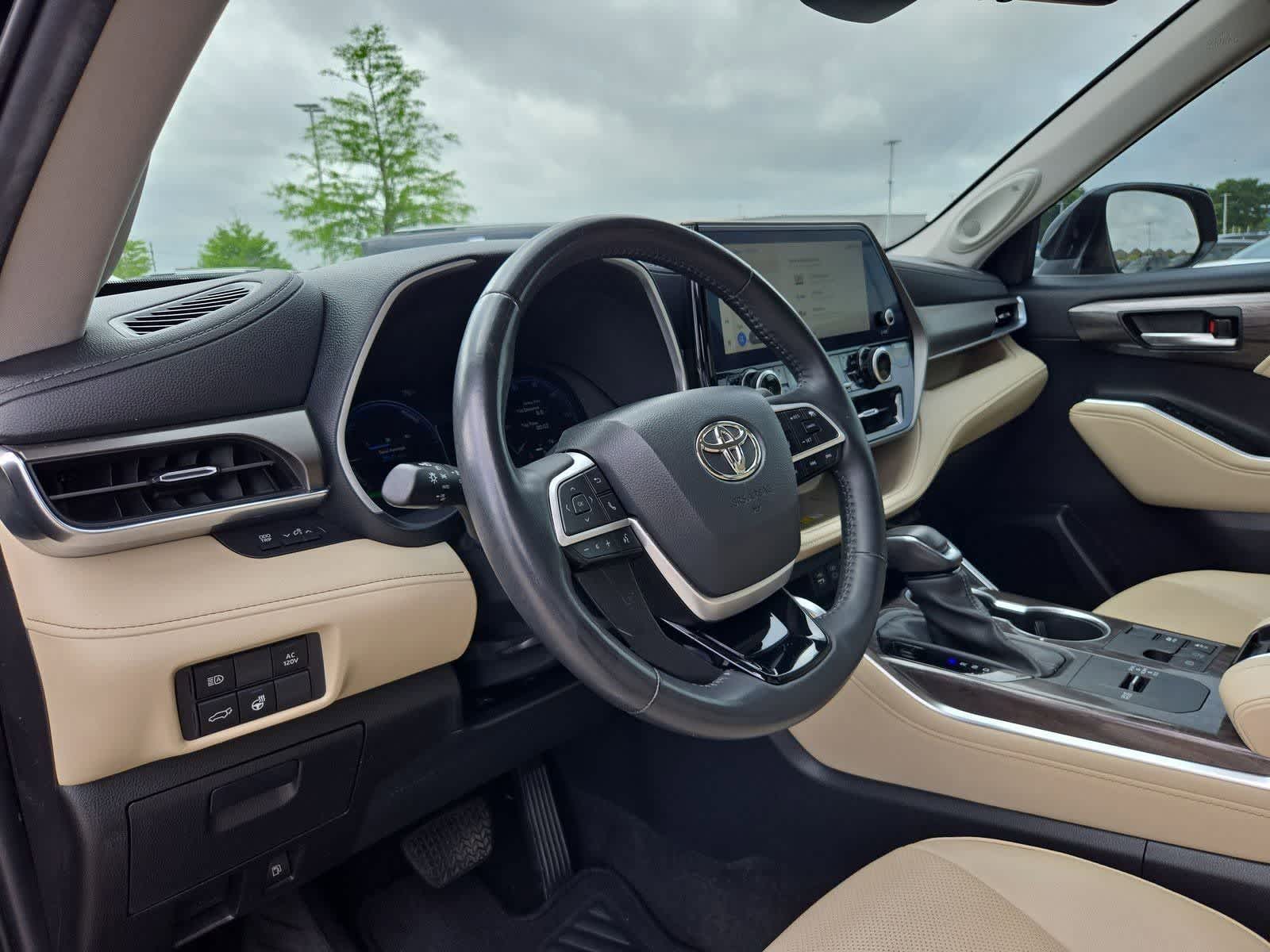 Thumbnail: 2023 Toyota Highlander - 2