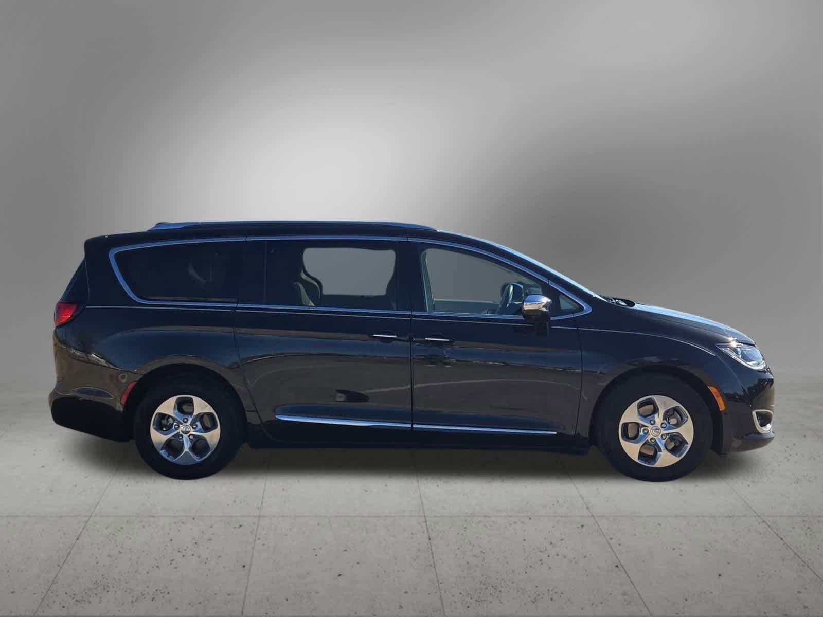 Thumbnail: 2018 Chrysler Pacifica - 7