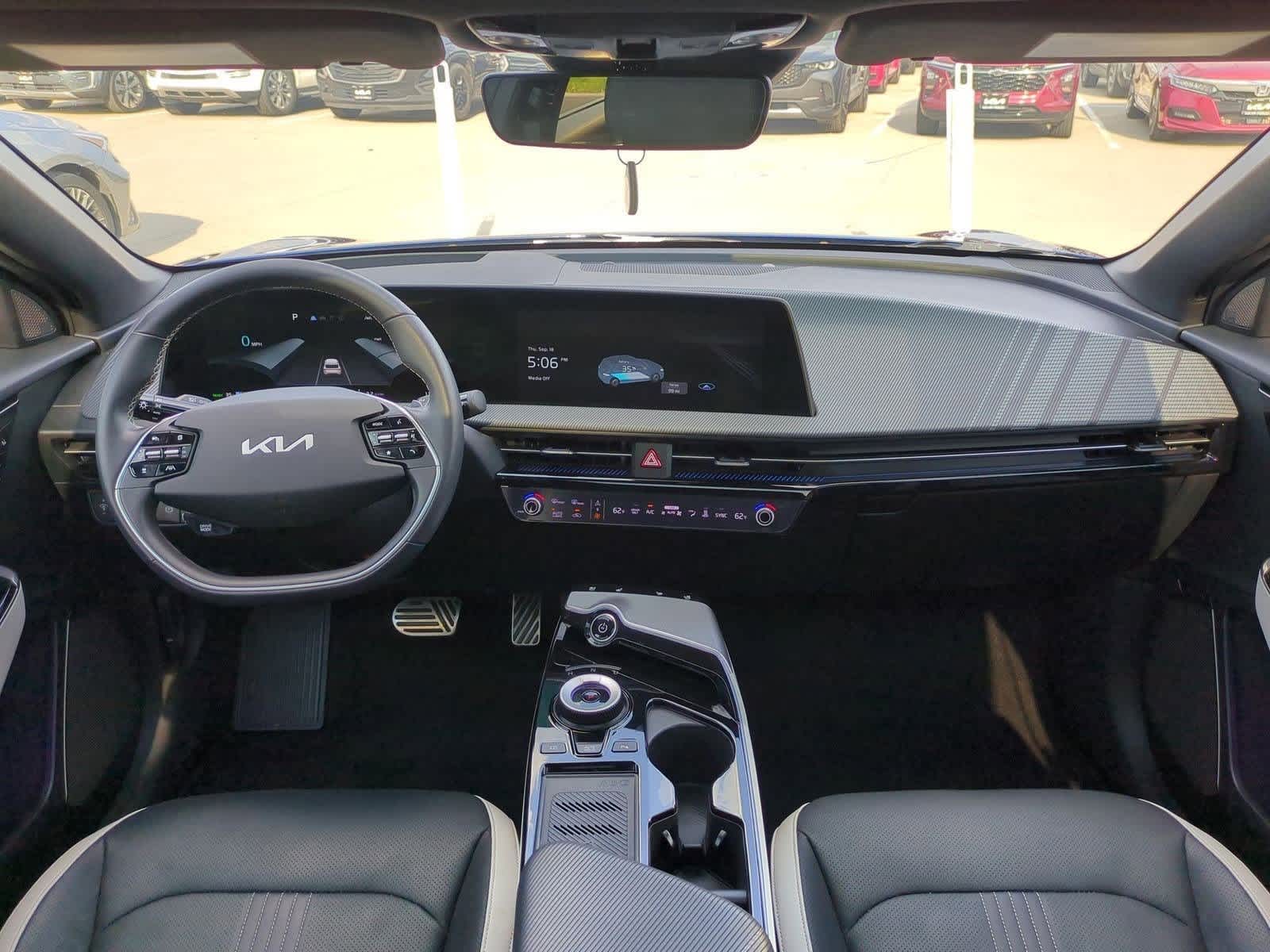 Thumbnail: 2022 Kia EV6 - 14