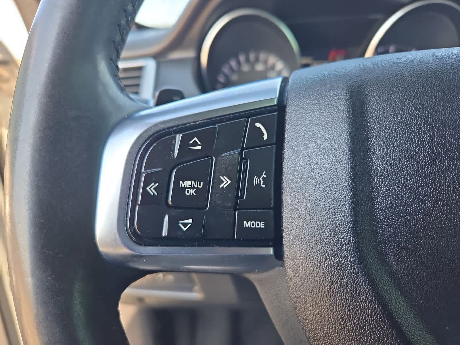 Thumbnail: 2015 Land Rover Discovery Sport - 25