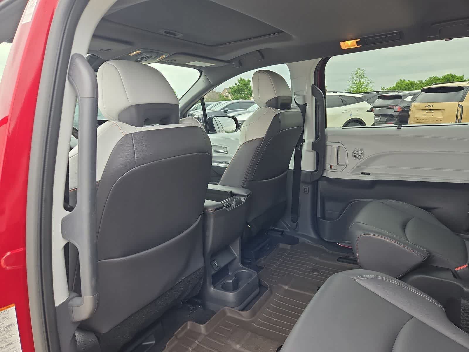 Thumbnail: 2022 Toyota Sienna - 17