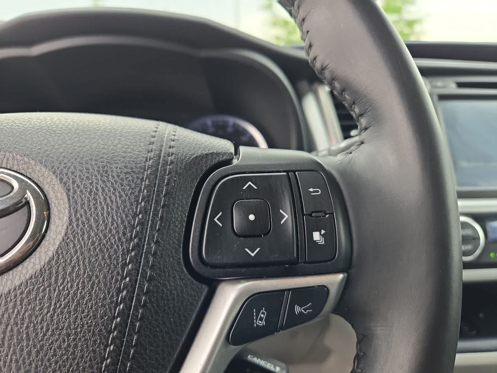 Thumbnail: 2019 Toyota Highlander - 25