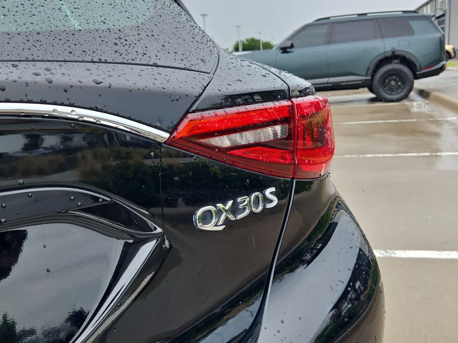 Thumbnail: 2017 INFINITI QX30 - 11