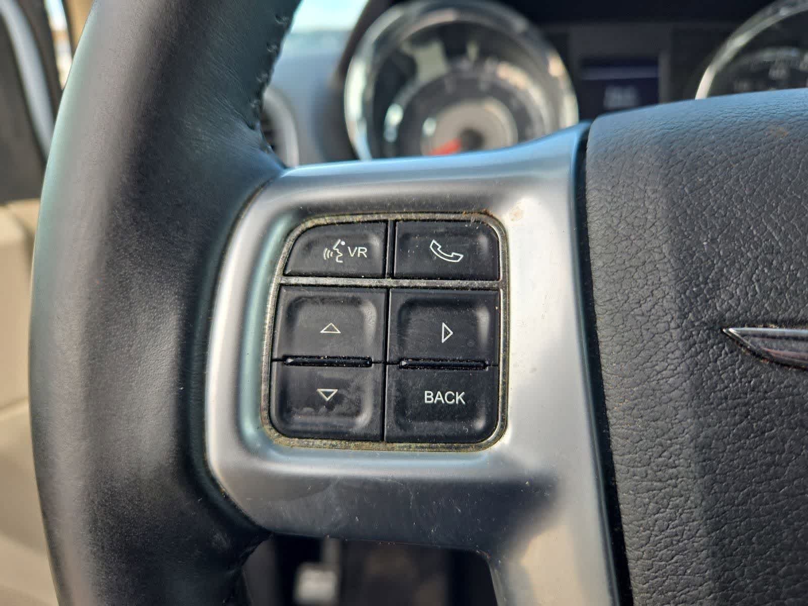 Thumbnail: 2013 Chrysler Town & Country - 21