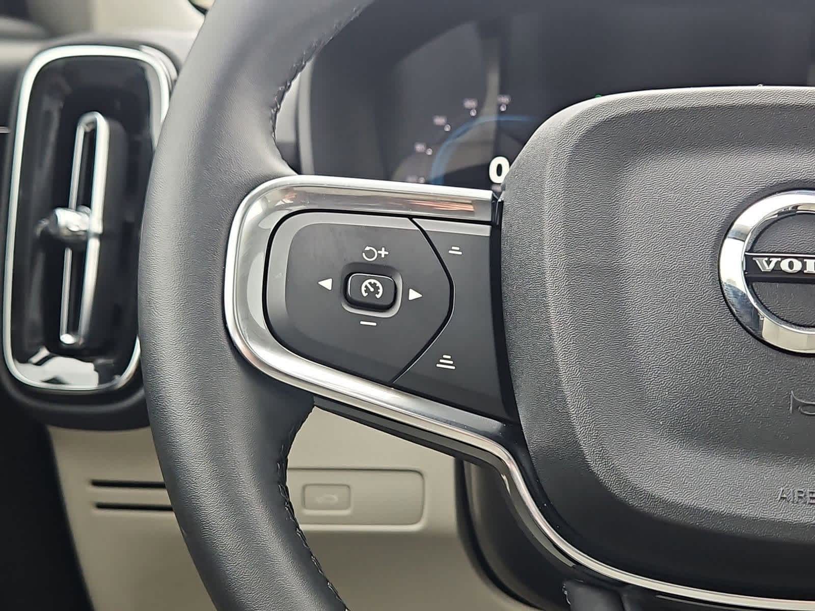 Thumbnail: 2024 Volvo XC40 - 25