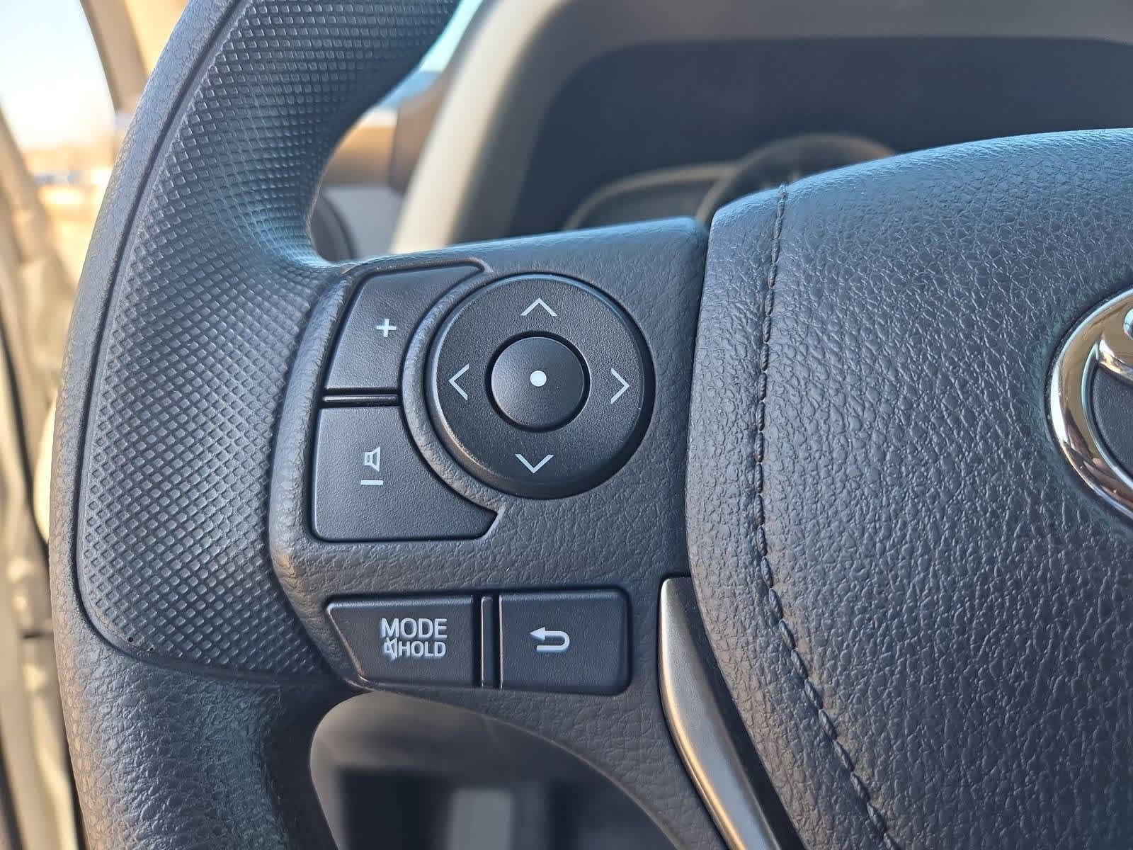 Thumbnail: 2013 Toyota RAV4 - 24