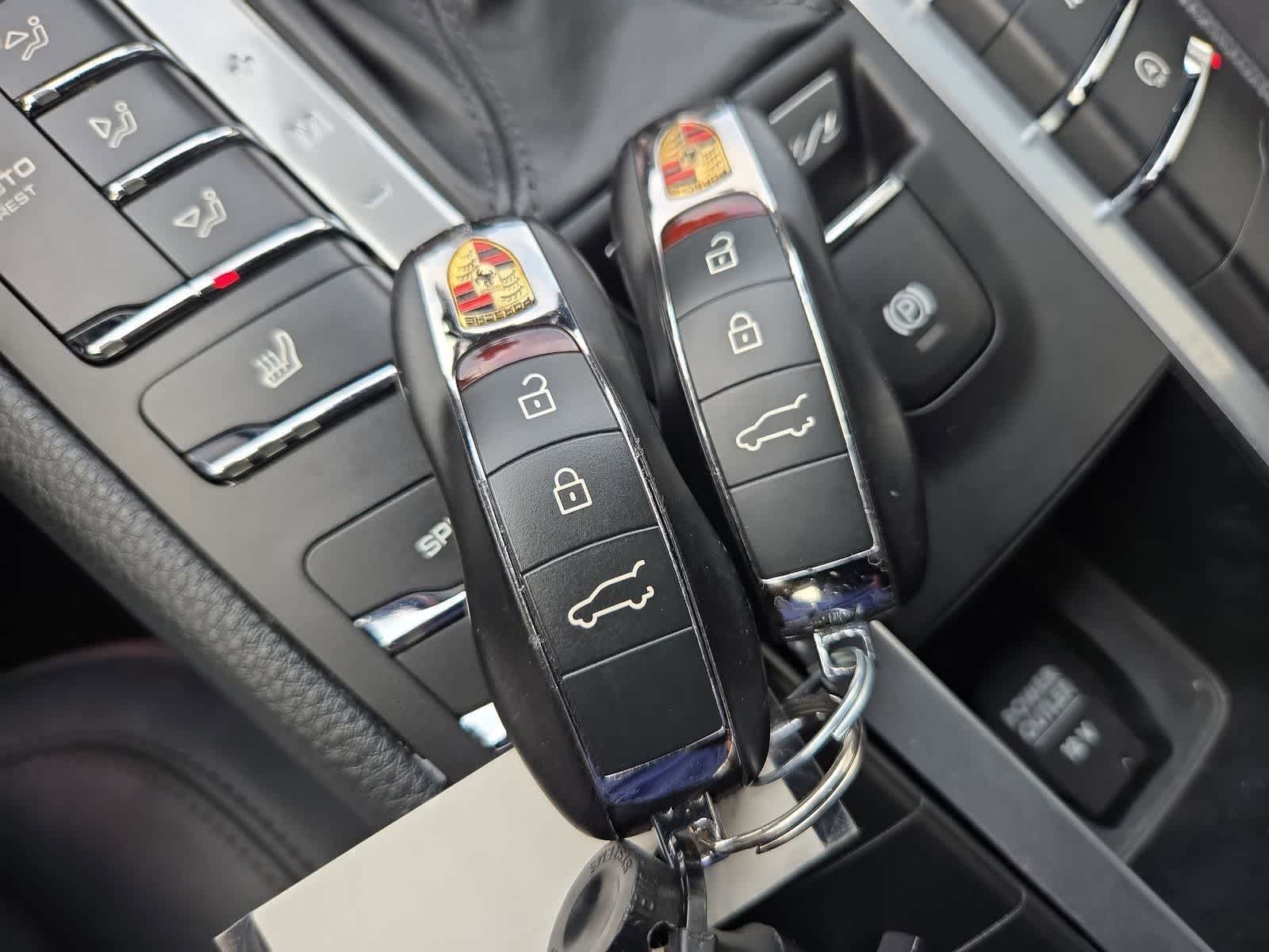 Thumbnail: 2020 Porsche Macan - 33