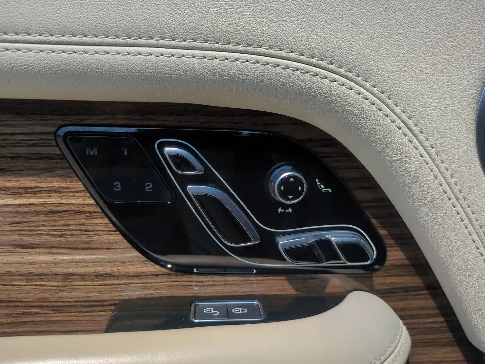 Thumbnail: 2019 Land Rover Range Rover - 16