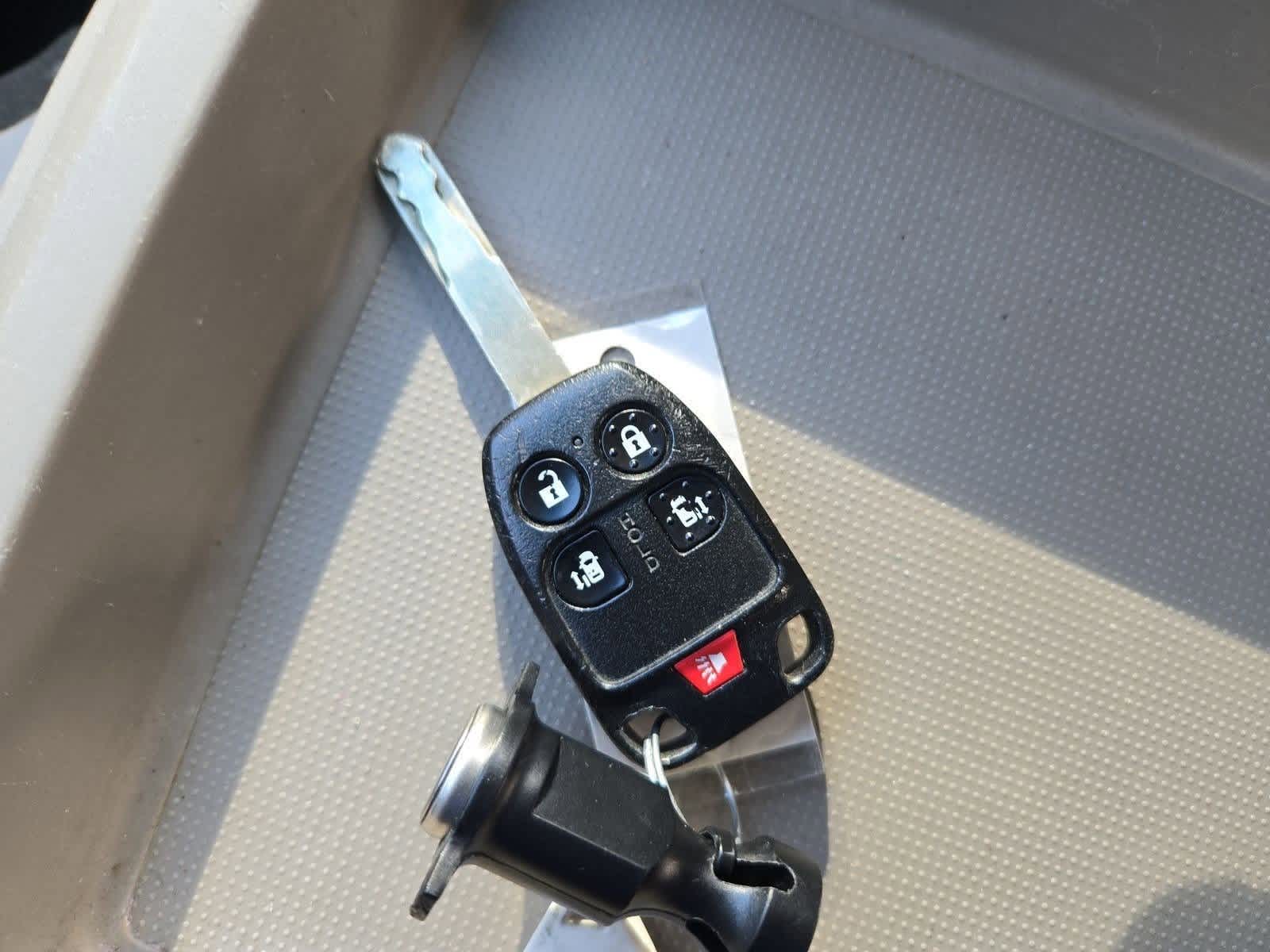 Thumbnail: 2012 Honda Odyssey - 30