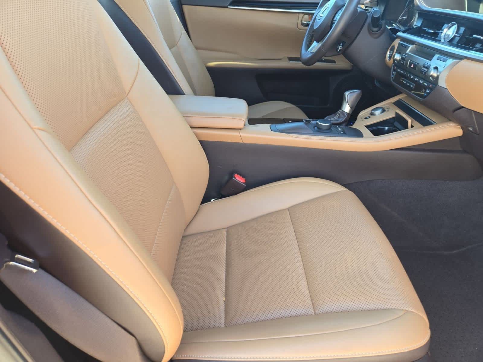 Thumbnail: 2017 Lexus ES - 23