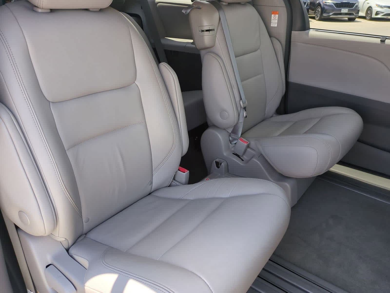 Thumbnail: 2019 Toyota Sienna - 21