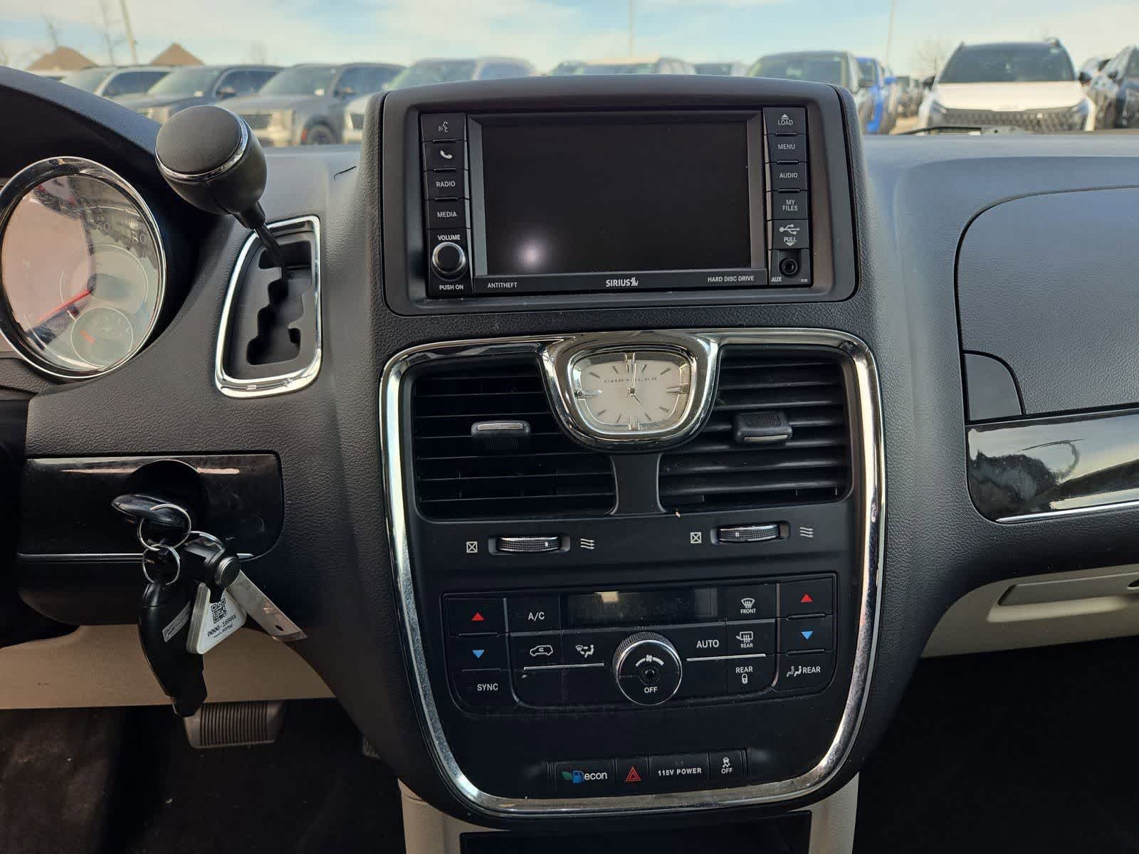 Thumbnail: 2013 Chrysler Town & Country - 25