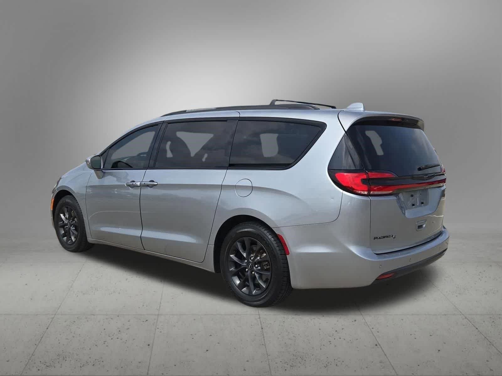 Thumbnail: 2021 Chrysler Pacifica - 4