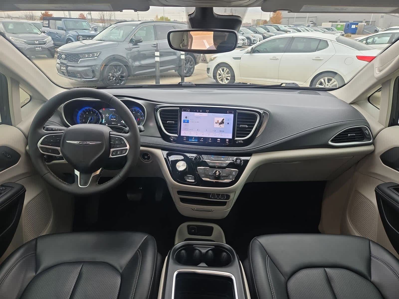 Thumbnail: 2023 Chrysler Pacifica - 15