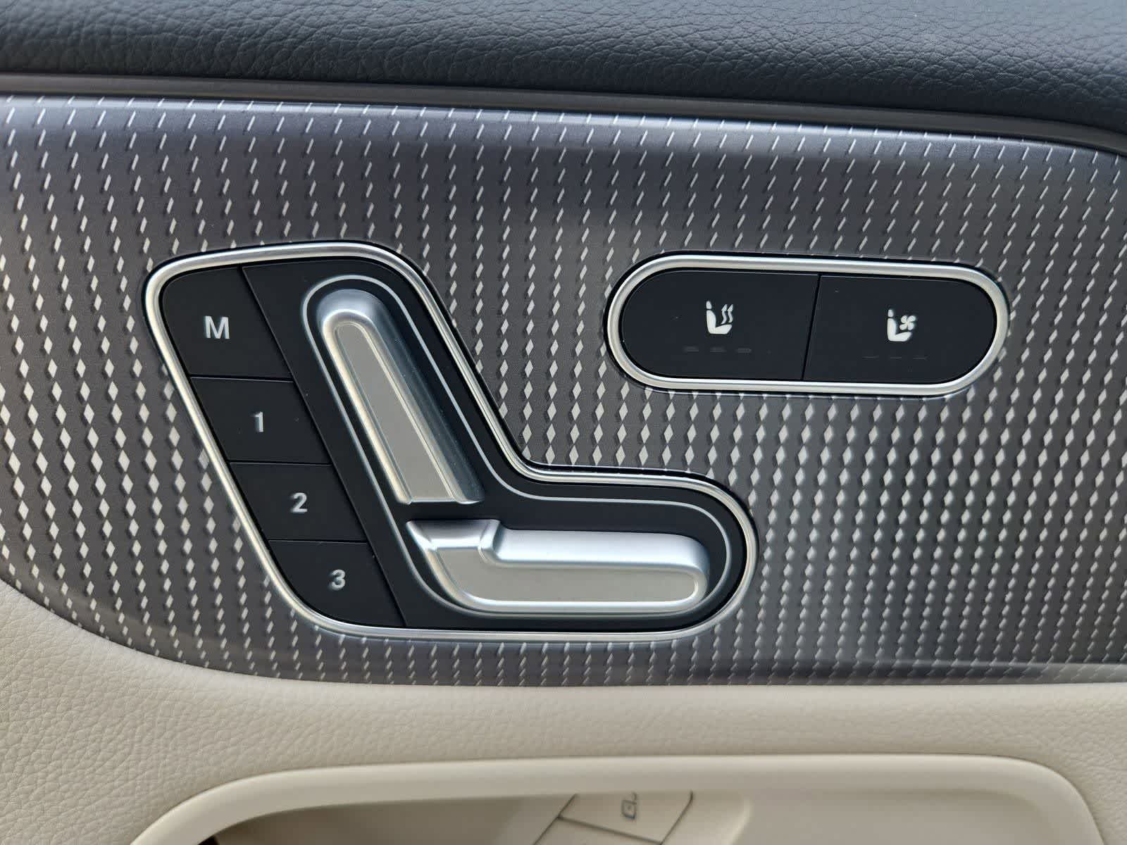 Thumbnail: 2022 Mercedes-Benz GLB - 16