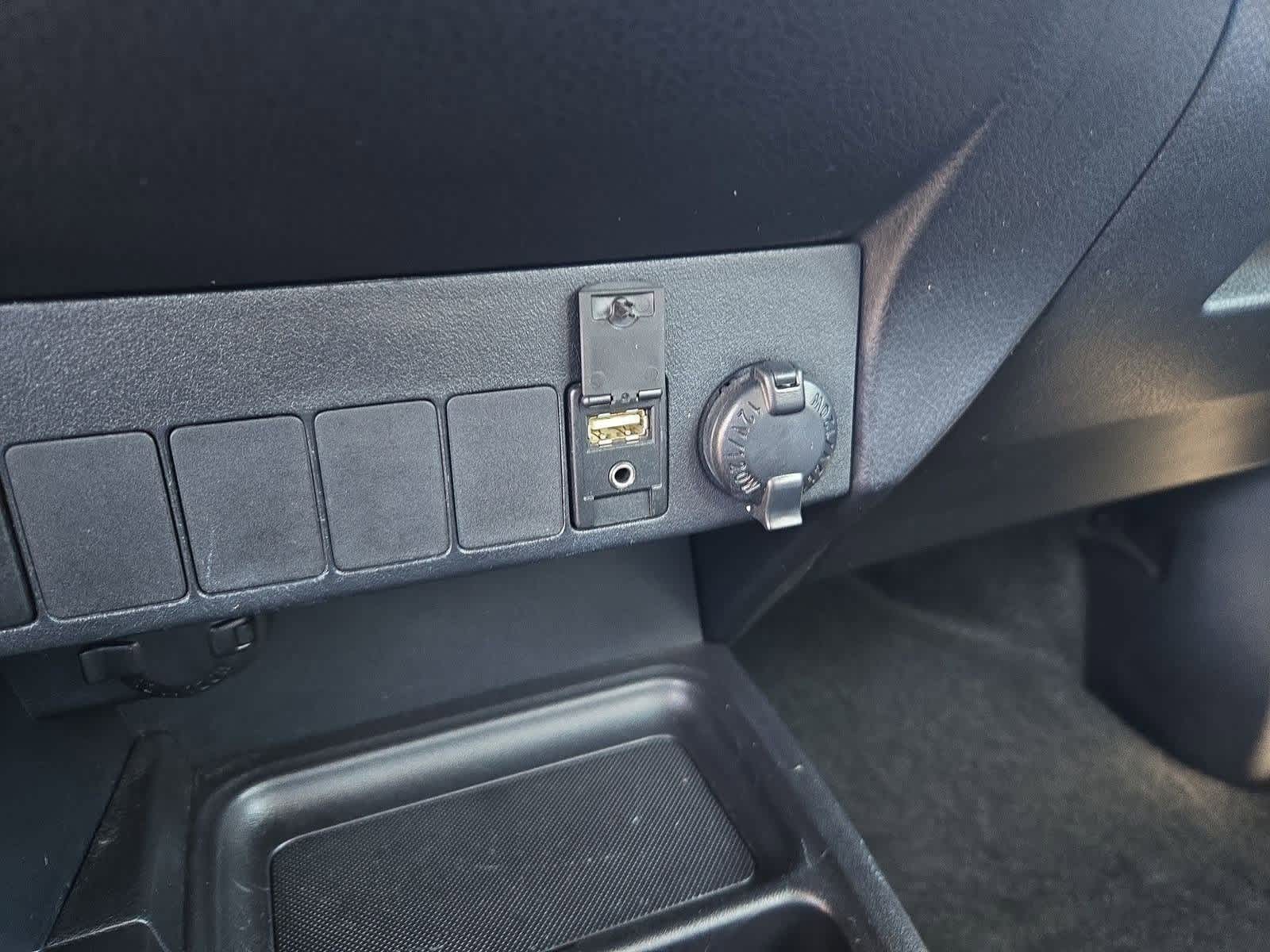 Thumbnail: 2013 Toyota RAV4 - 31