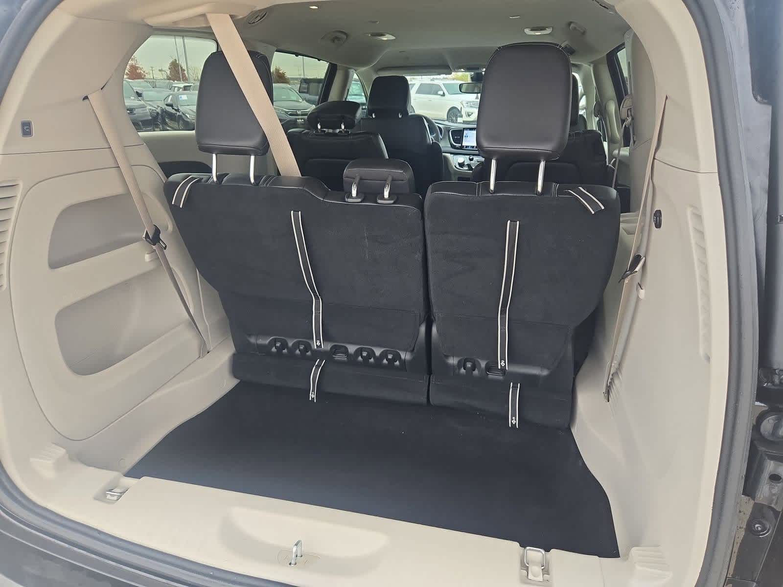 Thumbnail: 2023 Chrysler Pacifica - 32