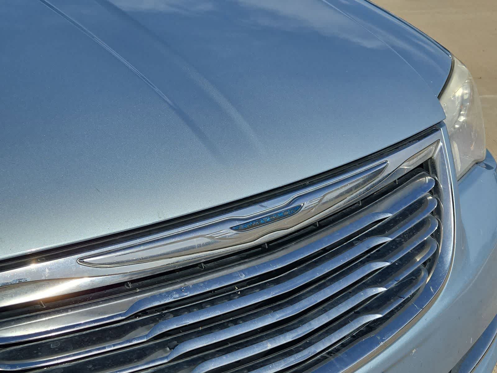 Thumbnail: 2013 Chrysler Town & Country - 10