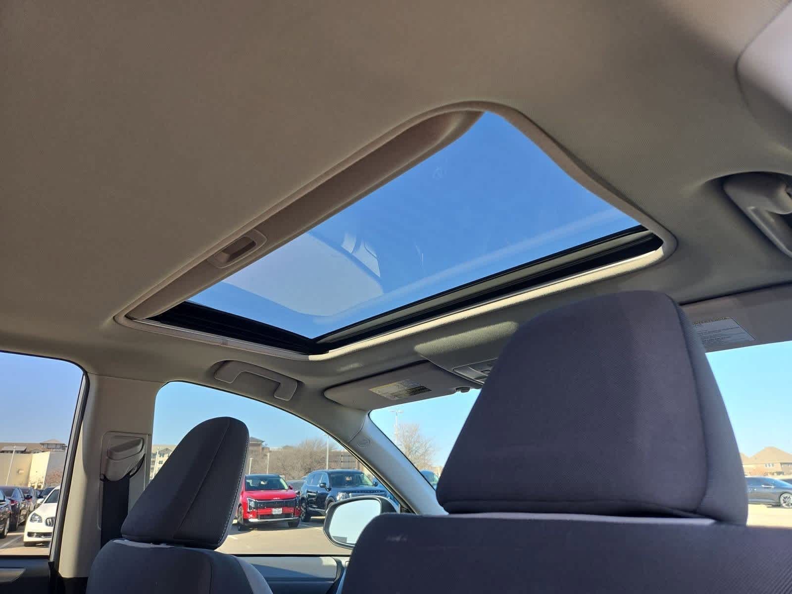 Thumbnail: 2013 Toyota RAV4 - 21