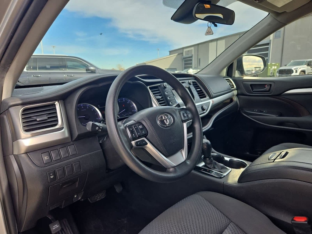 Used 2019 Toyota Highlander LE SUV