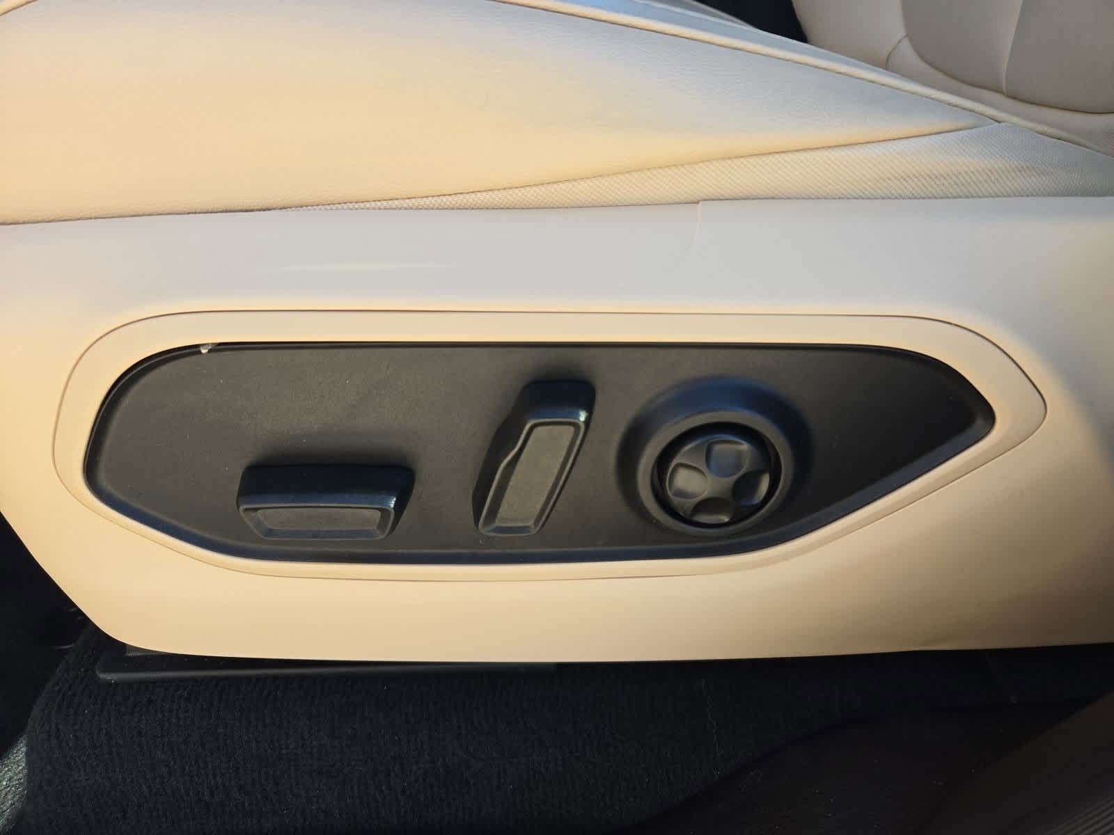 Thumbnail: 2023 Jeep Grand Cherokee - 16