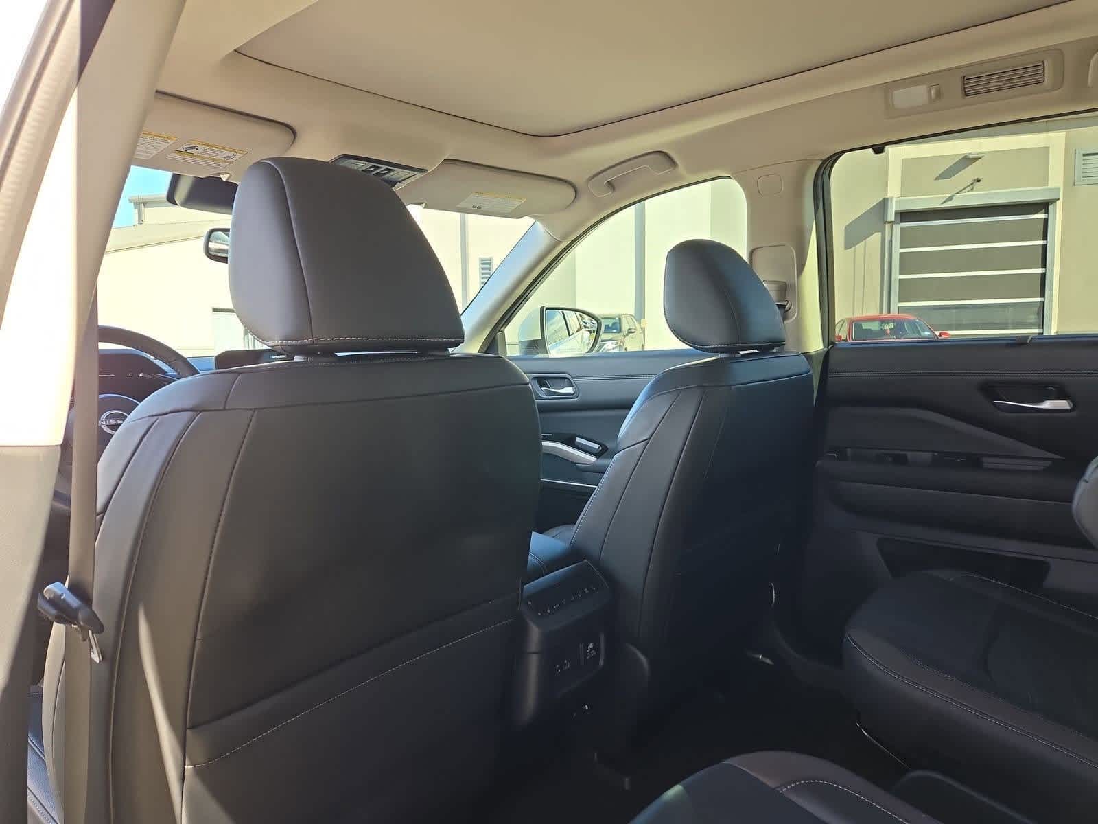 Thumbnail: 2022 Nissan Pathfinder - 17