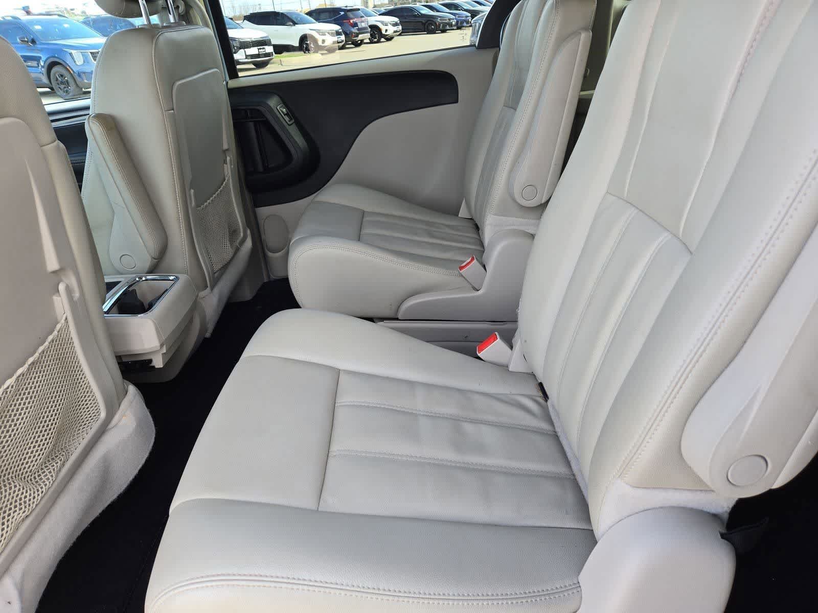 Thumbnail: 2013 Chrysler Town & Country - 17