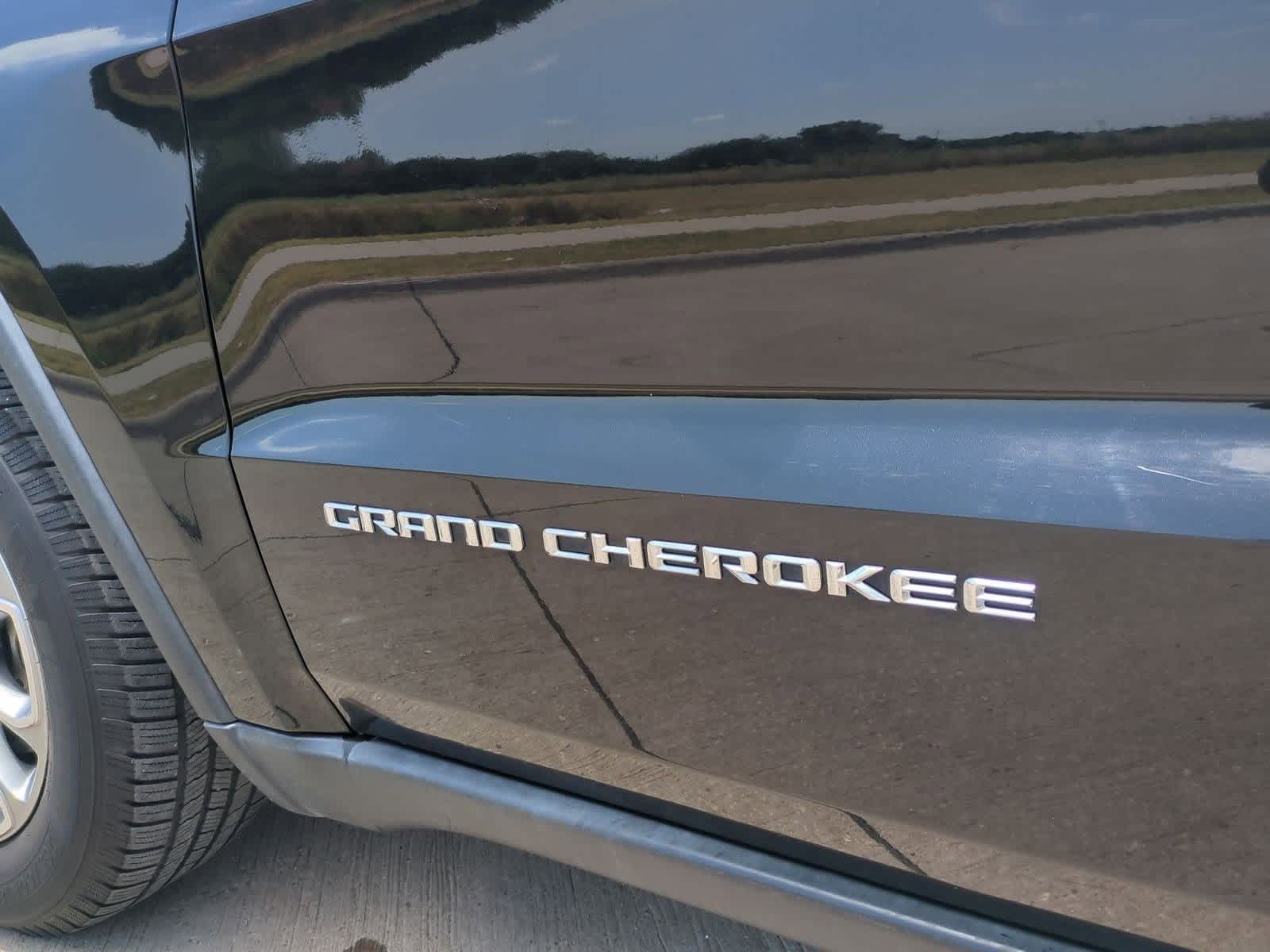 Thumbnail: 2015 Jeep Grand Cherokee - 12