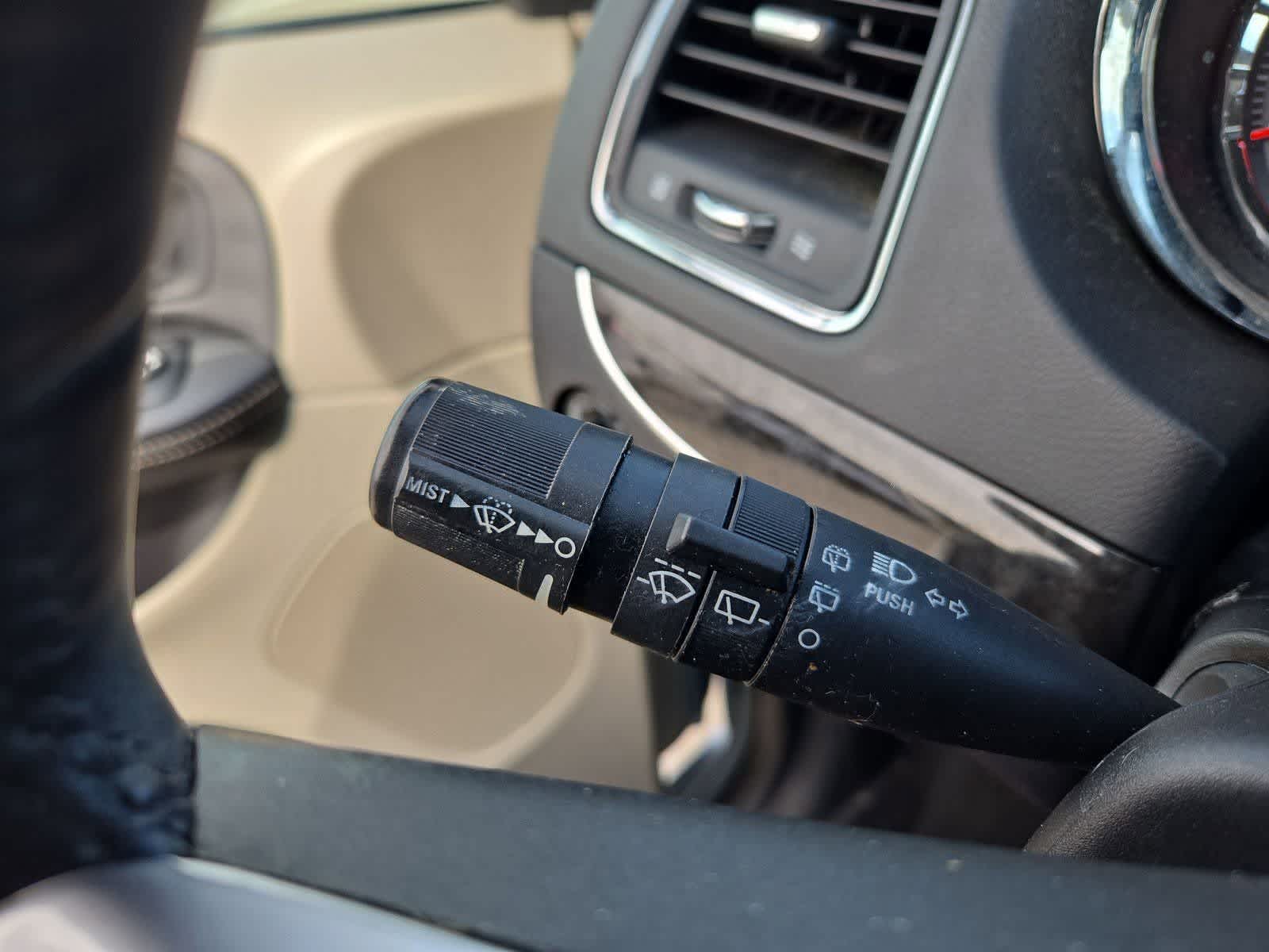 Thumbnail: 2013 Chrysler Town & Country - 23