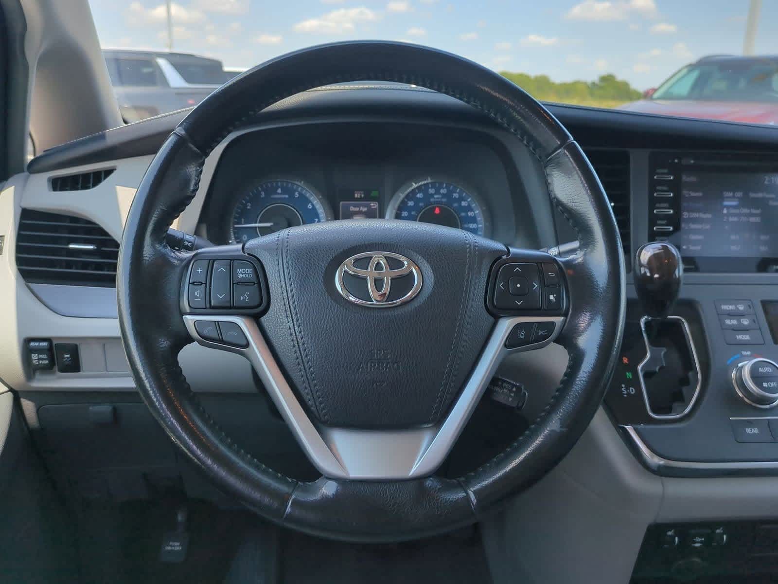 Thumbnail: 2019 Toyota Sienna - 24