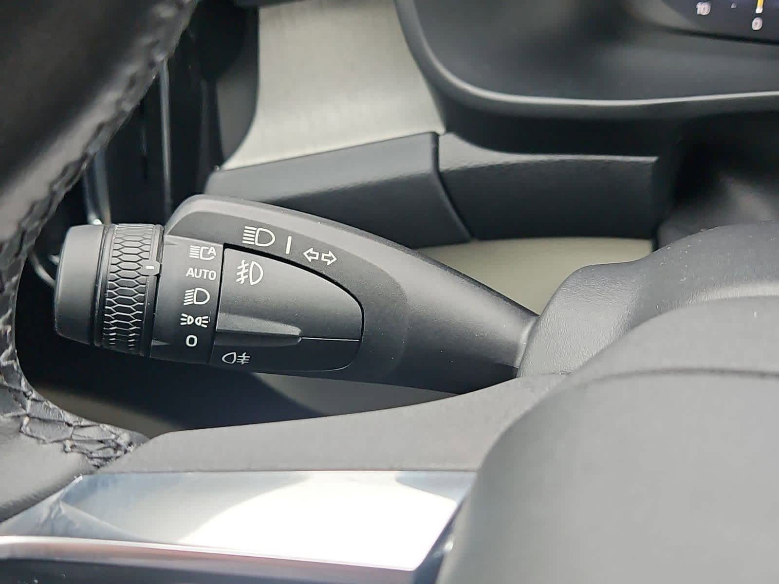 Thumbnail: 2024 Volvo XC40 - 28