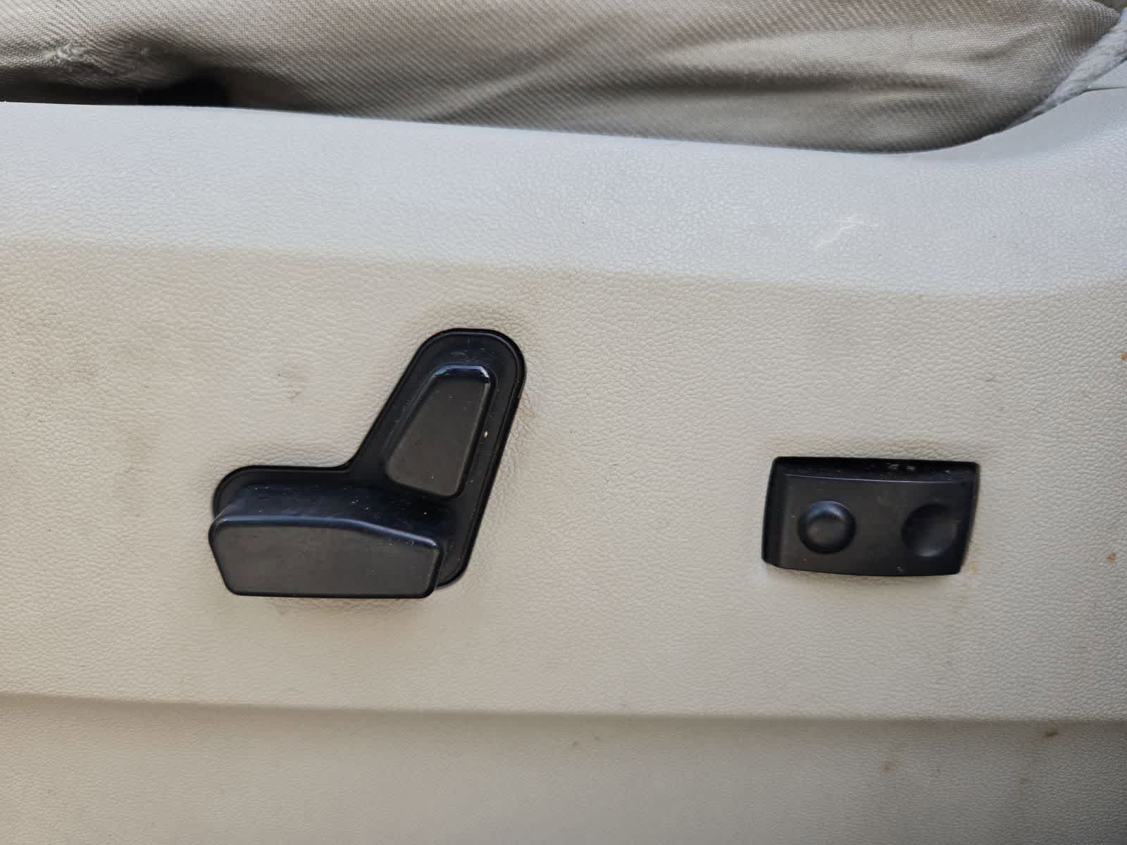 Thumbnail: 2013 Chrysler Town & Country - 15