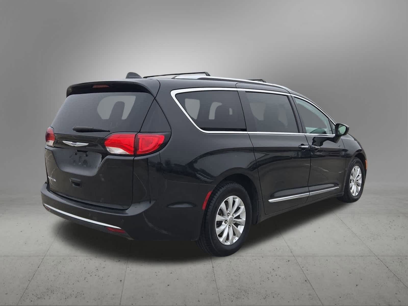 Thumbnail: 2018 Chrysler Pacifica - 6