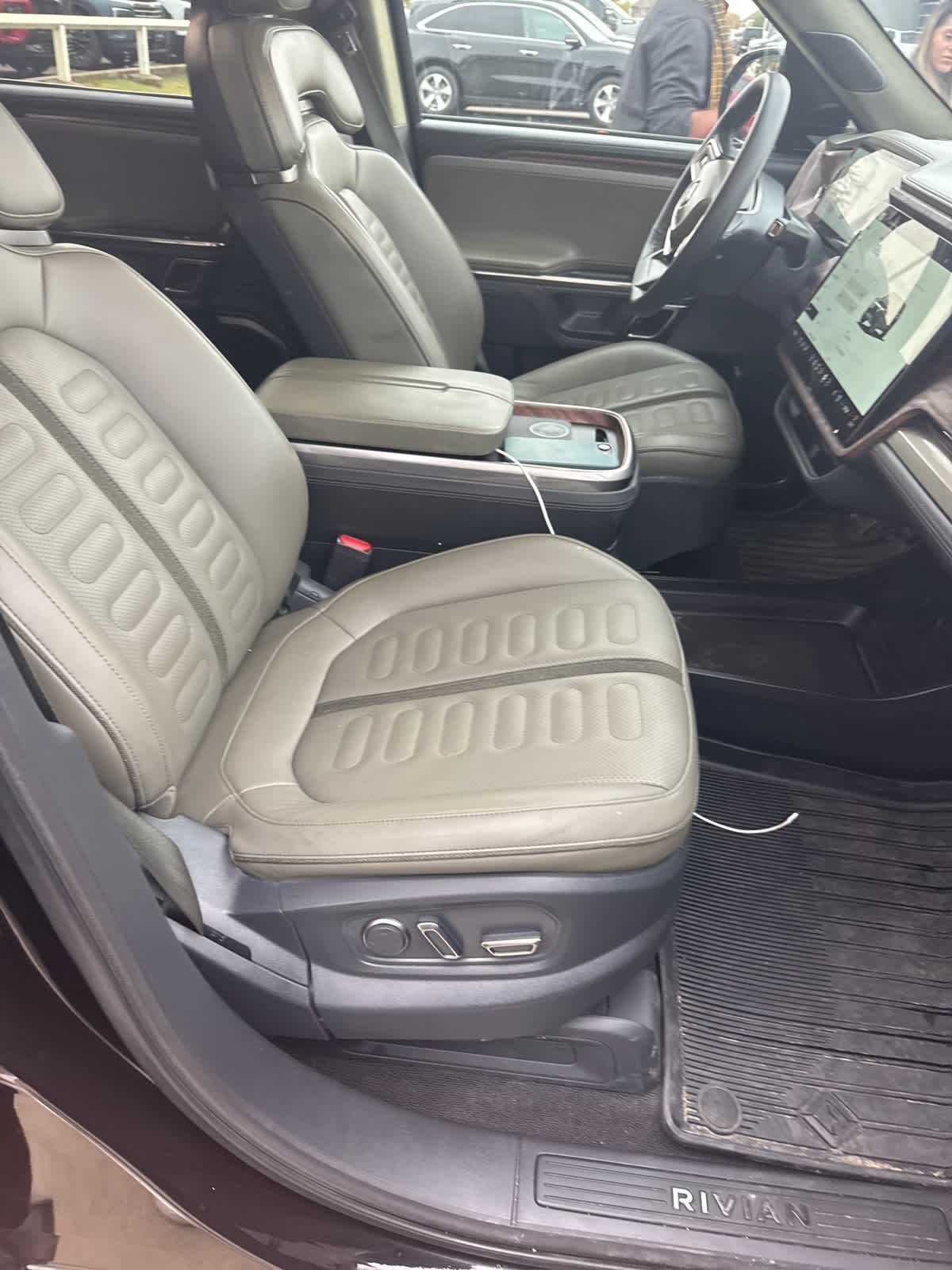 2023 Rivian R1S Launch Edition photo 3