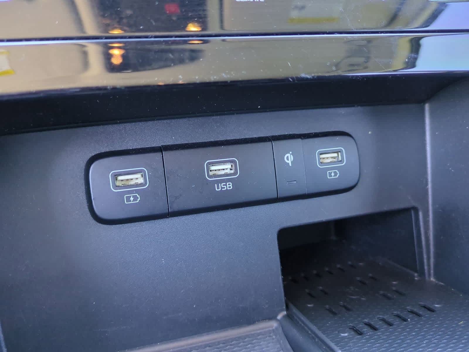 Thumbnail: 2023 Kia Carnival - 29