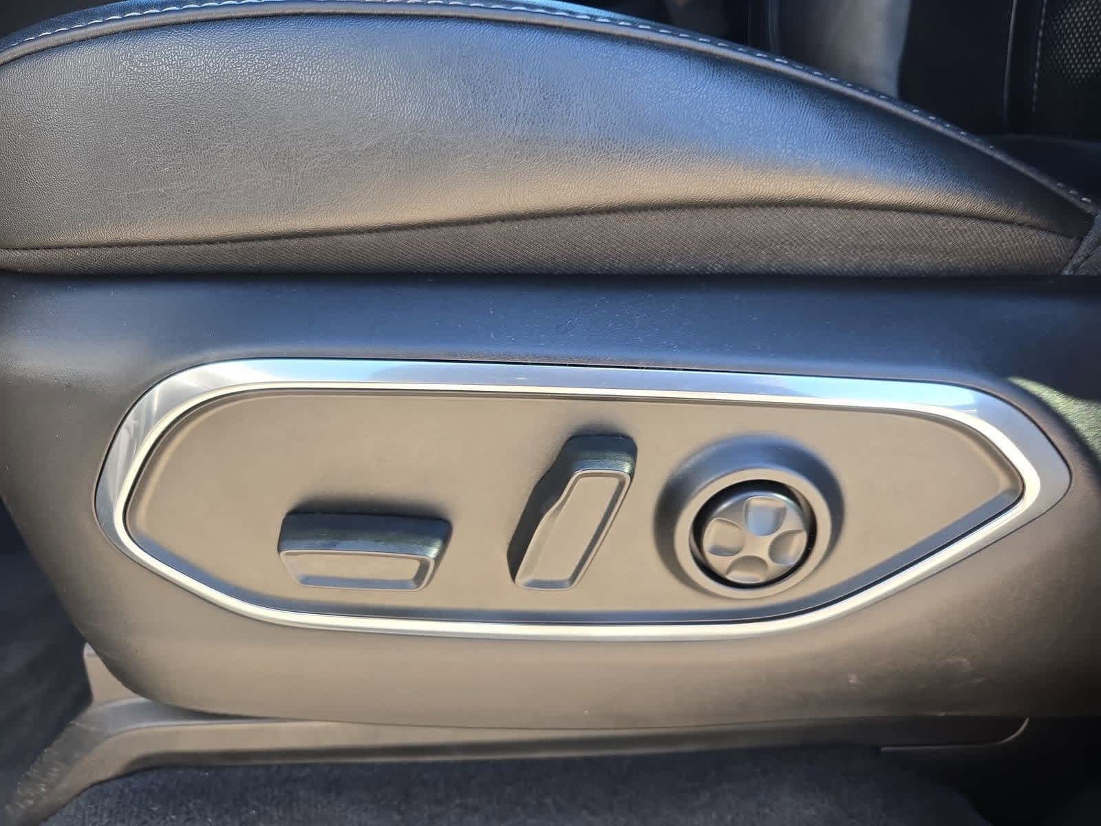 Thumbnail: 2023 Jeep Wagoneer - 16