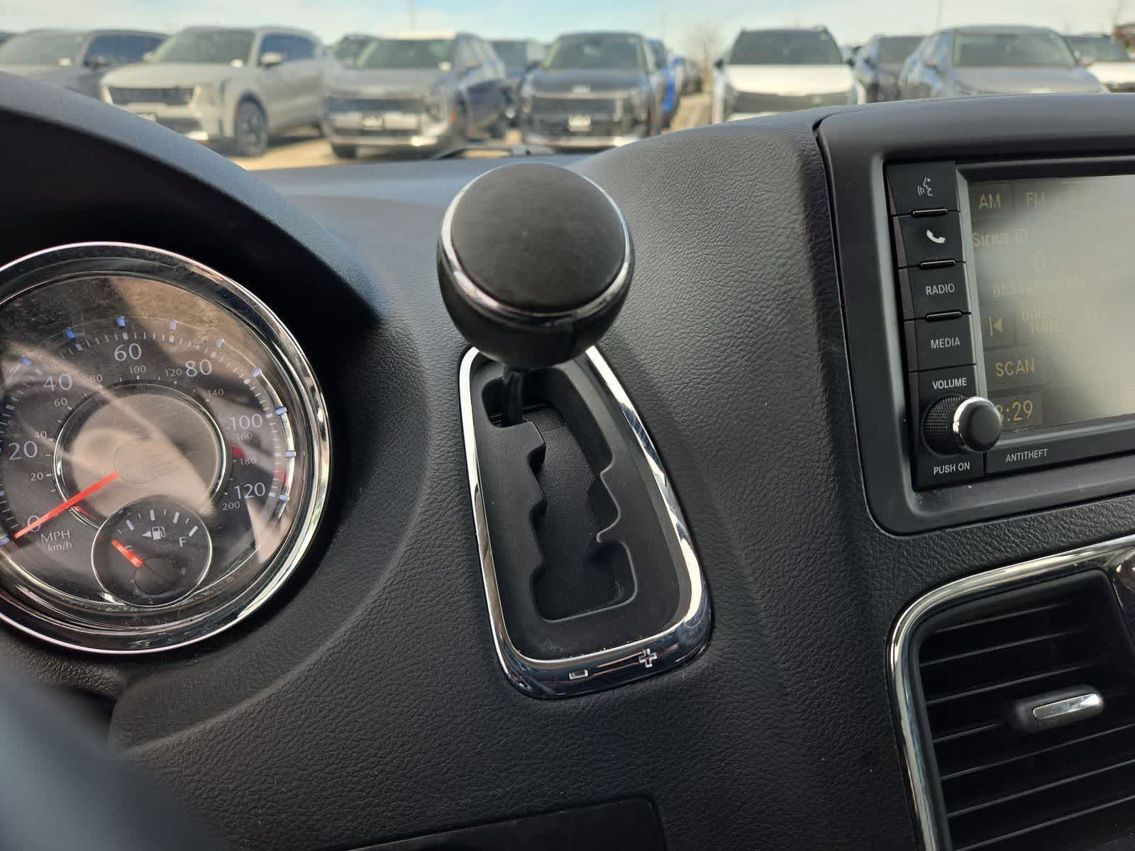 Thumbnail: 2013 Chrysler Town & Country - 28