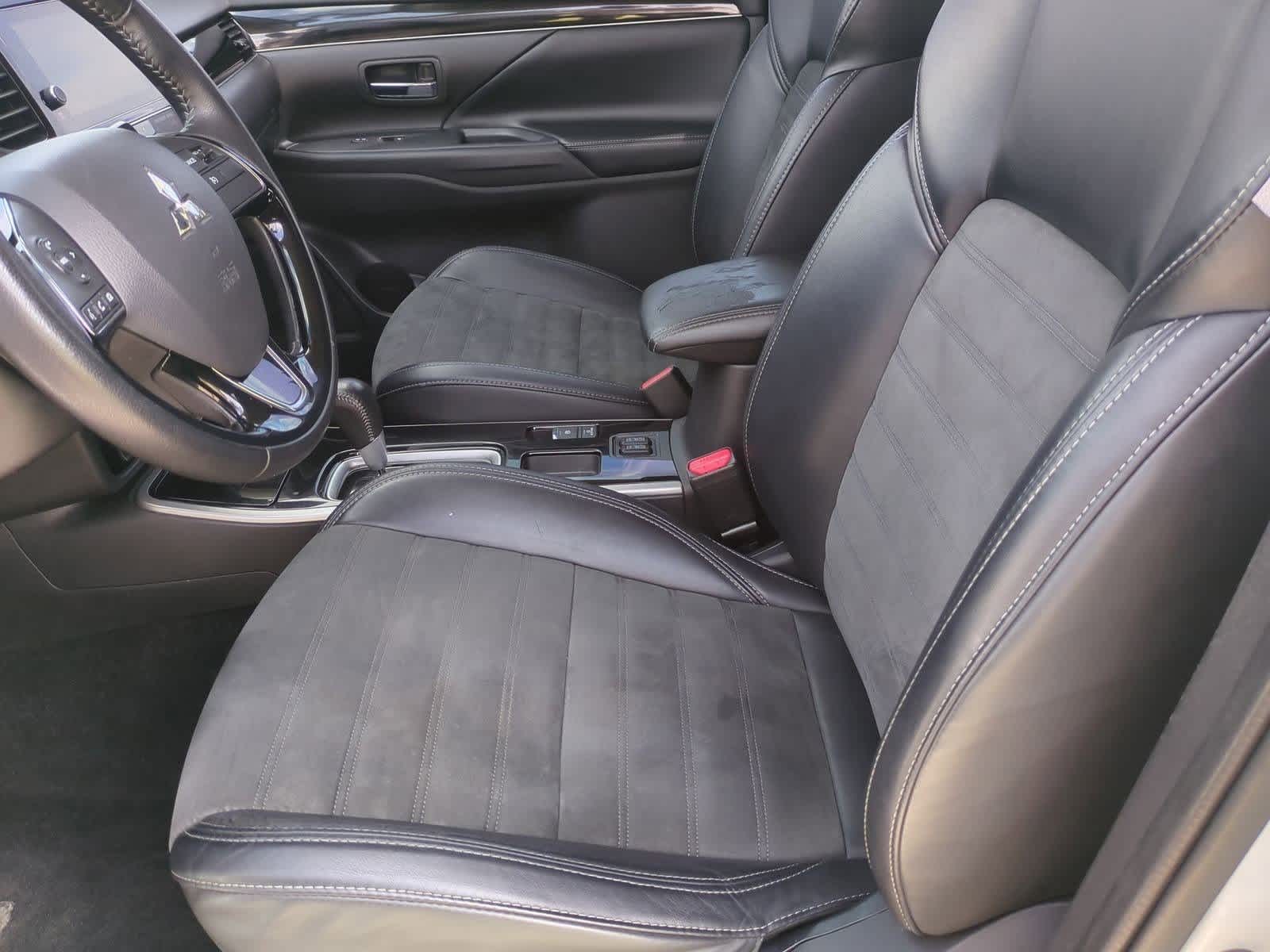 Thumbnail: 2019 Mitsubishi Outlander - 16